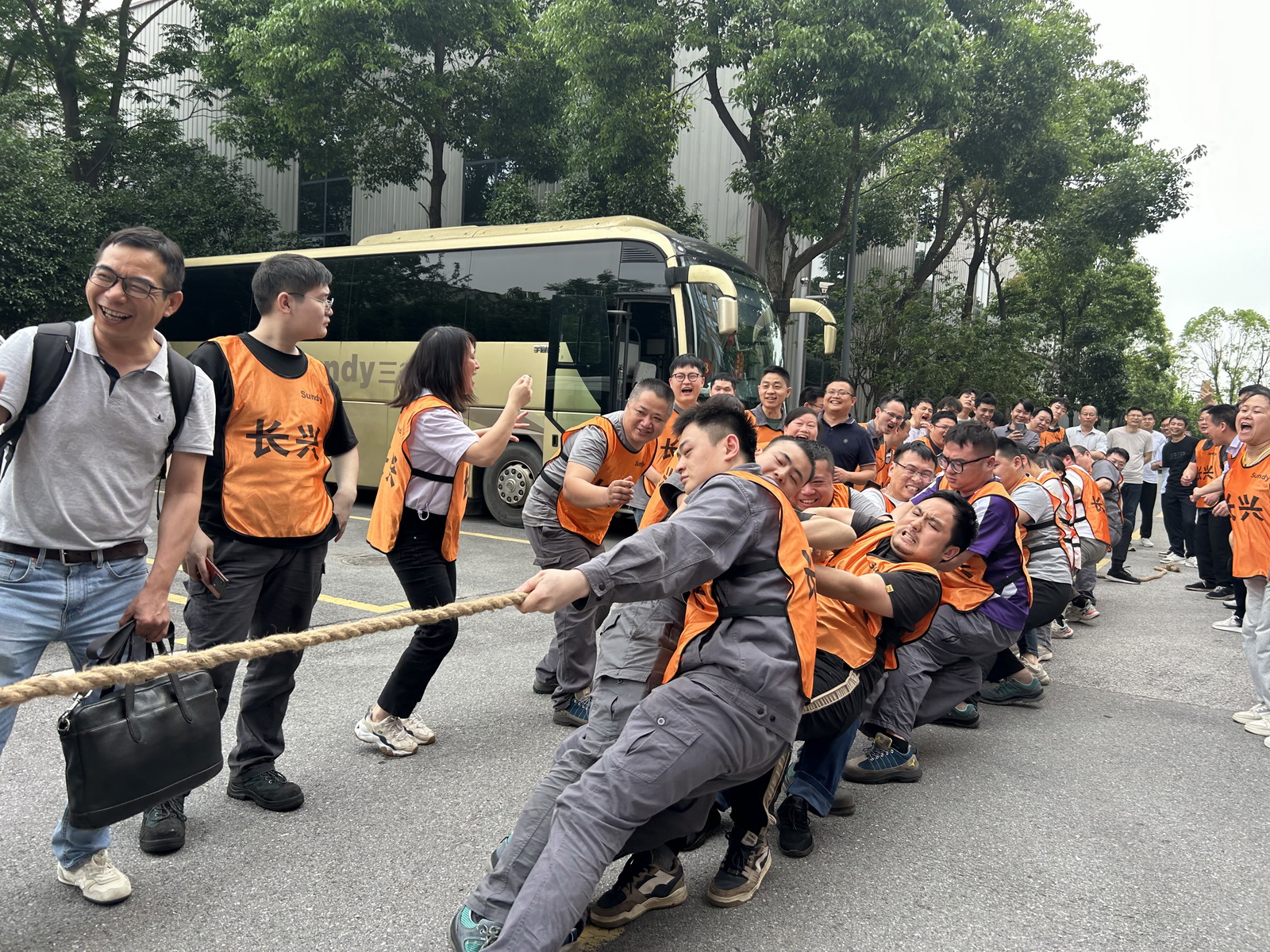 加油！加油！凝“繩”聚力，“三德杯”首屆拔河比賽火熱開賽